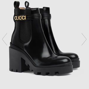 Shiny black leather ankle boot's with Gucci logo. Style: Chelsea boot.